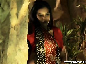 Indian mummy stunner Is unbelievable When She Dances